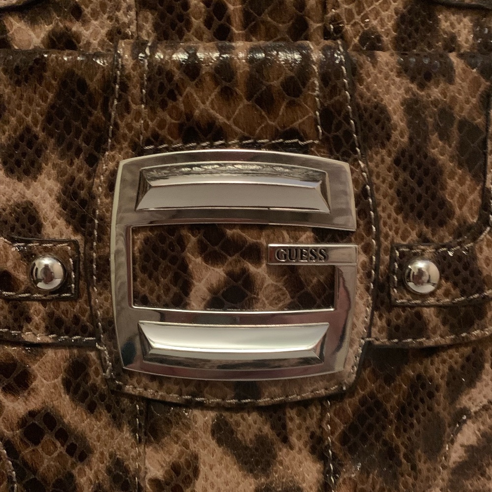 Guess purse - Picture 3 of 10